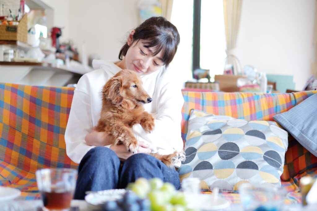 犬を飼ってよかったと思っている女性